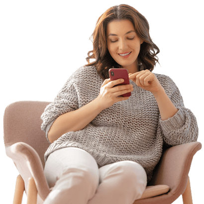 Femeie relaxându-se pe scaun cu smartphone
